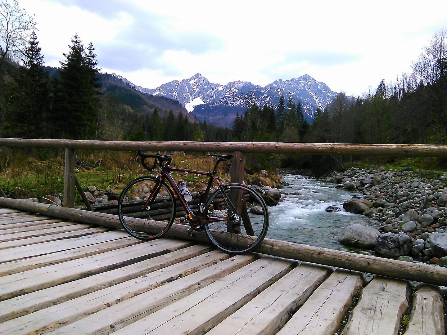 Na bicykli s tatranskými štítmi na dosah